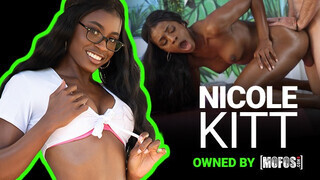 Mofos - Nicole Kitt a bombázó hatalmas keblű barna lány