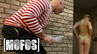 MOFOS - Harley King a gyönyörű világos szőke tini lány