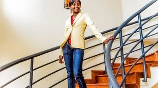 Barna amatőr casting forgatás irodai fotózásra keményen megbassza a hatalmas faszú producer