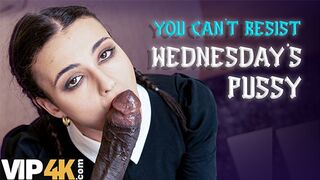 Lispy wednesday rakta a nevelő apa méretes faszát mint egy igazi kutyaként
