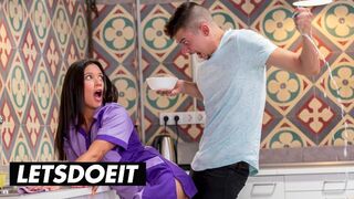 A fullos szobalány Jade Presley kitakarít és cumizza a hatalmas faszkat a forró szálláson