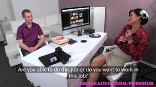 Gyönyörű milf ügynök beavassa a fiatal studot a dugás titkaiba