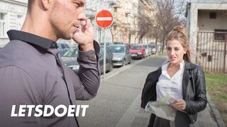 Lenyűgöző turista Silvia Dellai mélyen megdöngetve egy helyi csávó által