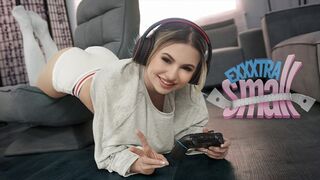Kicsike tini lány Aria Banks elkapja magas mostohabátyját Chris Epicet, aki a szobájában veri a lőcse