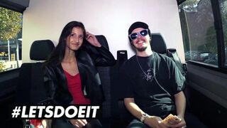 Vékony fekete Coco Kiss pénzért cumizza a hatalmas csoki fazt az autóban