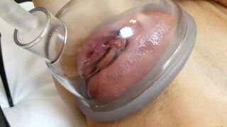 Dögös milf pumpálja a punciját és keményen megbassza lovagló pózban többszörös spricceléssel