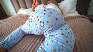 Nyitott ajtónál pornót nézve csábítja a nevelő apját a kicsike kurva lánya