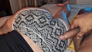 Nevelő fia megtanít kefélni a kicsike kanapén zaj nélkül, hogy a szüleim ne hallják a nyögéseimet