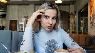 Távirányítós műfarok egy zsúfolt kávézóban - Letty black