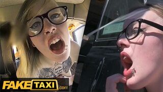 Tetovált Brit Alt-Modell Szemüvegben Keményen Megkefélve a Fake Taxi Autójában