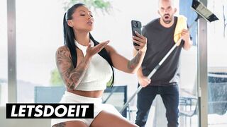 Dögös Latin Amerikai MILF Mariana Martix Keményen Meghágva az Asszisztens által a LetsDoeIt Csatornán