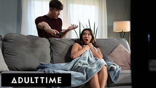 Adult Time bombázó kalandja - Kimmy Kimm maszturbáláson kapva, de nem tud ellenállni a nagy farknak