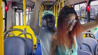 Idegen fősulis csajt dugnak meg a buszon!