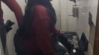 Tini latina diákok vad kefélése a fürdőben iskola előtt