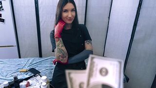 Szexy nővér latex kesztyűben segít betegének spermamintát adni
