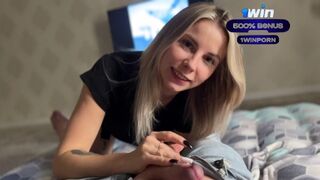 Amatőr világos szőke lány vad cumizása méretes fasszal