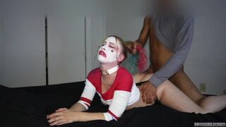 Harley quinn keményen cidázza a nagy kárót és lovagol rajta beleélvezésig éjszakai változatban