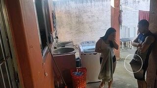 Háziasszony elment, a szobalány nem bírt ellenállni a merev farkamnak