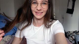 Ártatlan tini keményen reszeli nagyajkú punciját cowboy szerkóban!