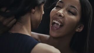Ebony Vampire Mistress Lia Lin elcsábít egy brazil hatalmas tőgyes tini kis csajt a Vampired kemény domina játékában