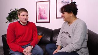 Vörös hajú milf hatalmas mellekkel cidázza a farkat és hagyja hogy keményen megdugják