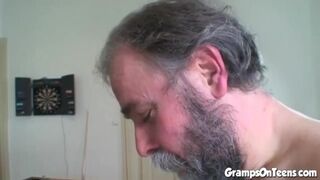 Tini vörös csaj cidázza és lovagol a nagypapa farkán