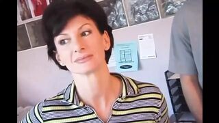 Sharon Mitchell feleségként cidázza és popóba veszi Mark Wood farkát retro stílusban